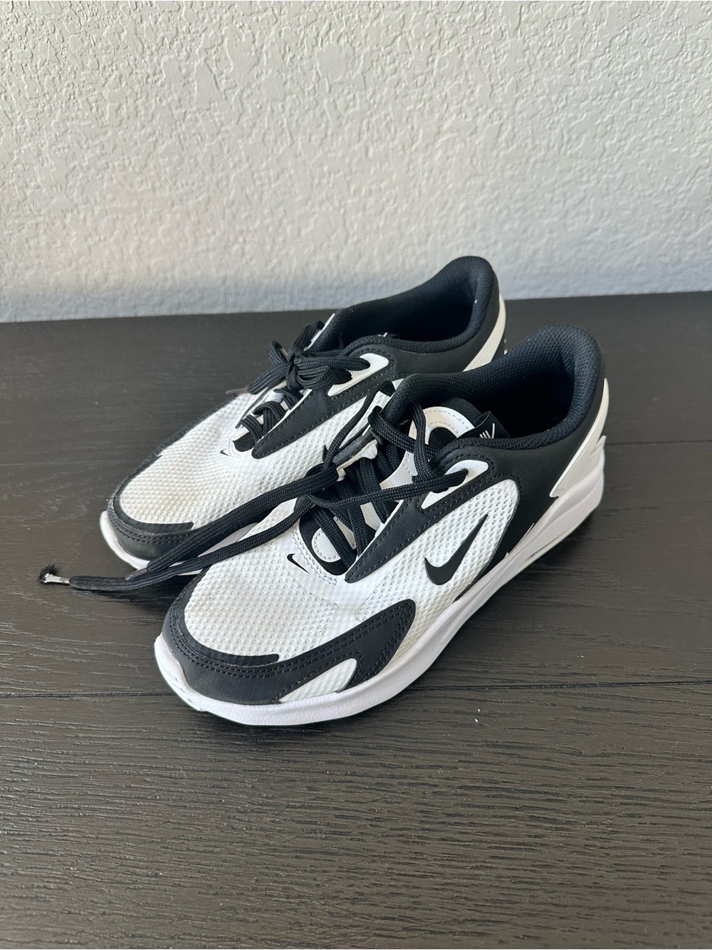 Nike Women’s Black & White Mesh Sneakers size 6.5